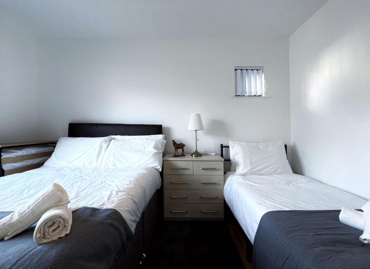 Retro Seaside Apt With Patio Apartment Swansea Exterior photo